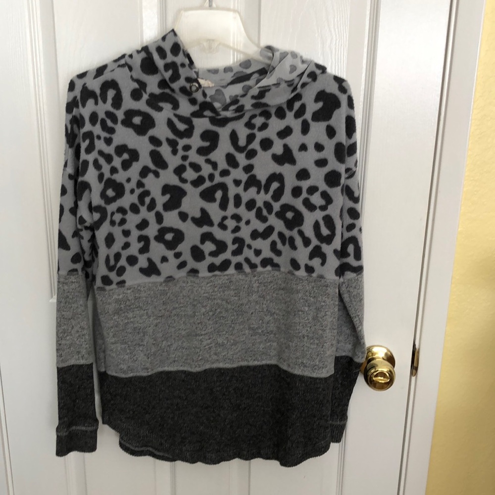 Fleece sweater with leopard print